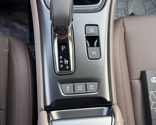 Серый Лексус LBX, объемом двигателя 1.49 л и пробегом 1 тыс. км за 38500 $, фото 21 на Automoto.ua