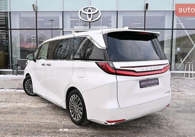 Білий Лексус LM, об'ємом двигуна 2.49 л та пробігом 10 тис. км за 99792 $, фото 1 на Automoto.ua