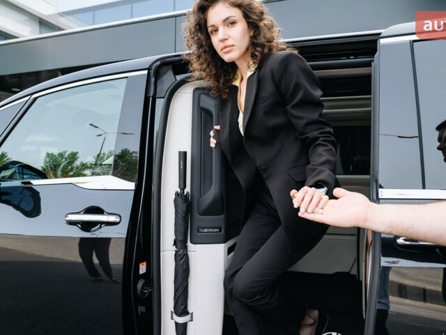 Лексус LM, объемом двигателя 2.49 л и пробегом 0 тыс. км за 141386 $, фото 6 на Automoto.ua