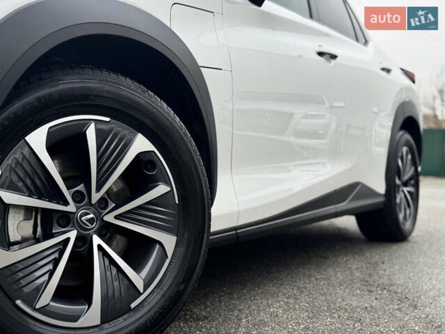 Белый Лексус RZ, объемом двигателя 0 л и пробегом 7 тыс. км за 37800 $, фото 5 на Automoto.ua