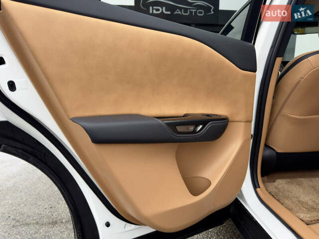 Белый Лексус RZ, объемом двигателя 0 л и пробегом 7 тыс. км за 37800 $, фото 43 на Automoto.ua