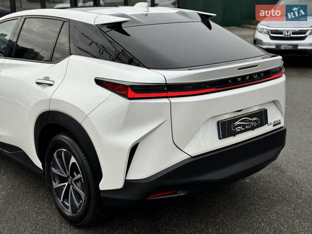 Белый Лексус RZ, объемом двигателя 0 л и пробегом 7 тыс. км за 37800 $, фото 23 на Automoto.ua