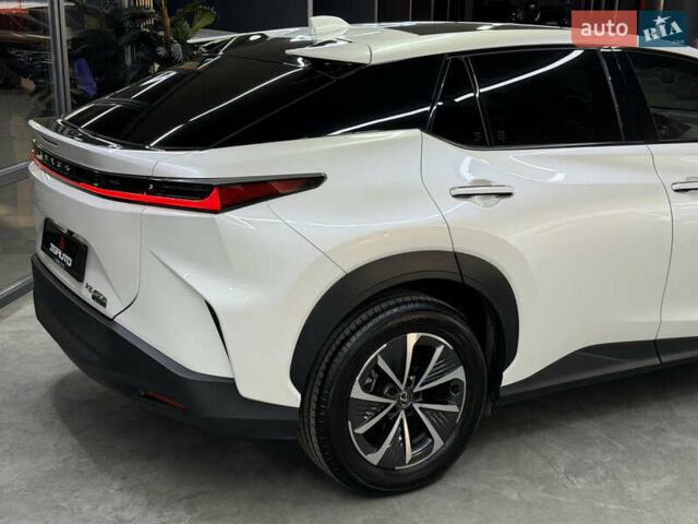 Білий Лексус RZ, об'ємом двигуна 0 л та пробігом 9 тис. км за 41900 $, фото 15 на Automoto.ua