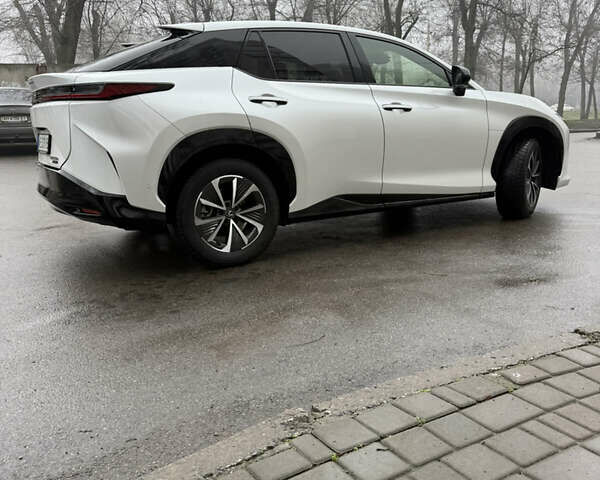 Белый Лексус RZ, объемом двигателя 0 л и пробегом 40 тыс. км за 37300 $, фото 5 на Automoto.ua