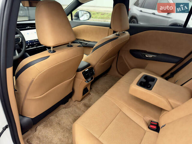 Белый Лексус RZ, объемом двигателя 0 л и пробегом 7 тыс. км за 37800 $, фото 45 на Automoto.ua