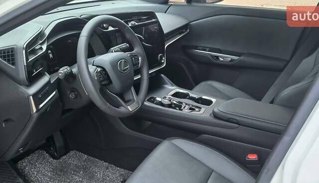 Белый Лексус RZ, объемом двигателя 0 л и пробегом 4 тыс. км за 42000 $, фото 2 на Automoto.ua