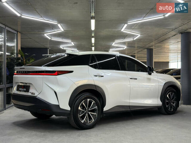 Білий Лексус RZ, об'ємом двигуна 0 л та пробігом 9 тис. км за 41900 $, фото 14 на Automoto.ua