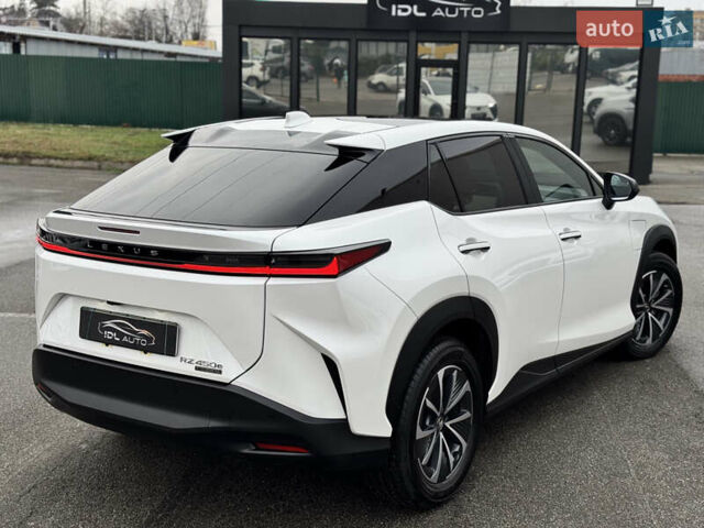 Белый Лексус RZ, объемом двигателя 0 л и пробегом 7 тыс. км за 37800 $, фото 16 на Automoto.ua