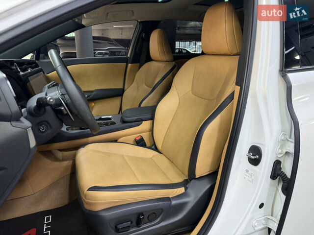 Білий Лексус RZ, об'ємом двигуна 0 л та пробігом 9 тис. км за 41900 $, фото 18 на Automoto.ua