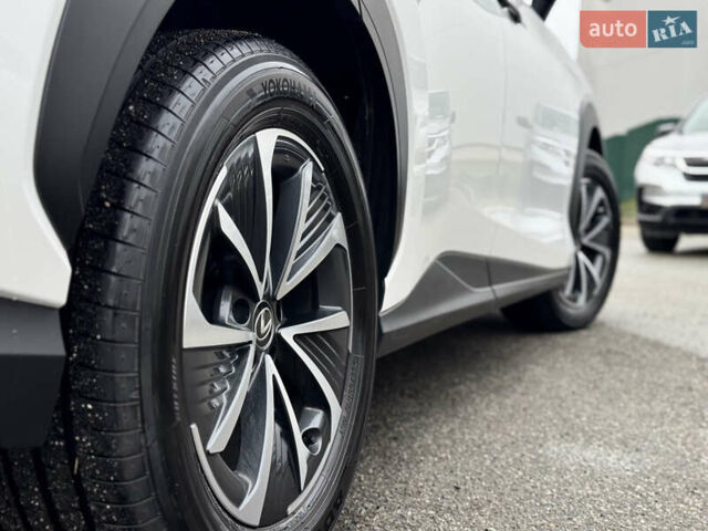 Белый Лексус RZ, объемом двигателя 0 л и пробегом 7 тыс. км за 37800 $, фото 17 на Automoto.ua