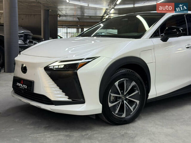 Білий Лексус RZ, об'ємом двигуна 0 л та пробігом 9 тис. км за 41900 $, фото 8 на Automoto.ua