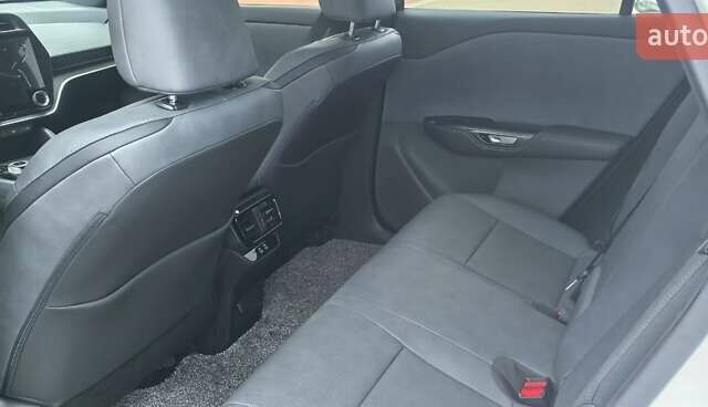 Белый Лексус RZ, объемом двигателя 0 л и пробегом 4 тыс. км за 42000 $, фото 3 на Automoto.ua