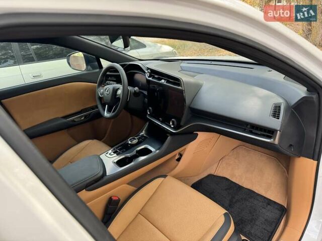 Белый Лексус RZ, объемом двигателя 0 л и пробегом 4 тыс. км за 52900 $, фото 6 на Automoto.ua
