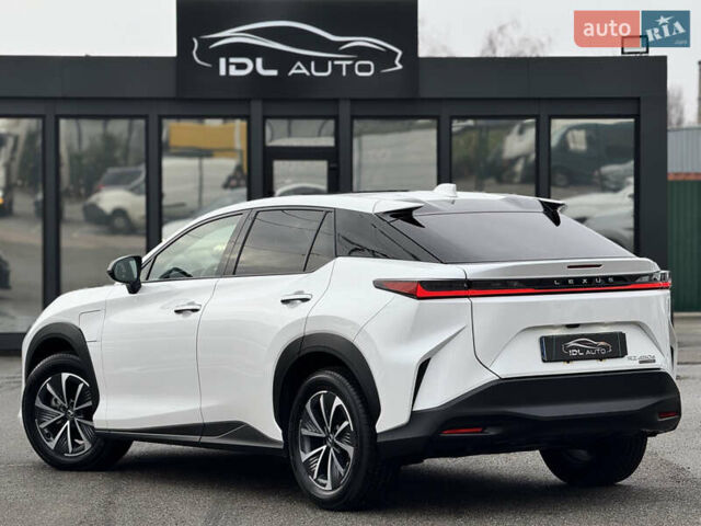 Белый Лексус RZ, объемом двигателя 0 л и пробегом 7 тыс. км за 37800 $, фото 21 на Automoto.ua