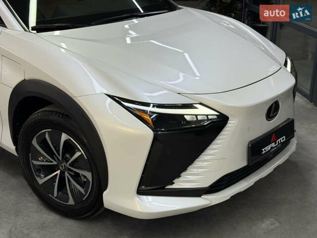 Білий Лексус RZ, об'ємом двигуна 0 л та пробігом 9 тис. км за 41900 $, фото 2 на Automoto.ua