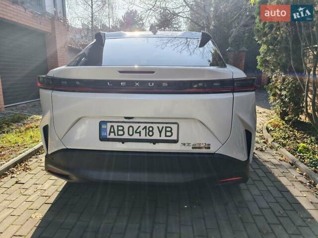 Білий Лексус RZ, об'ємом двигуна 0 л та пробігом 4 тис. км за 40000 $, фото 3 на Automoto.ua