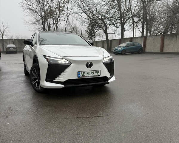 Белый Лексус RZ, объемом двигателя 0 л и пробегом 40 тыс. км за 37300 $, фото 2 на Automoto.ua