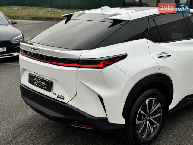 Белый Лексус RZ, объемом двигателя 0 л и пробегом 7 тыс. км за 37800 $, фото 18 на Automoto.ua