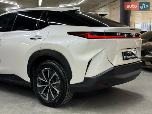 Білий Лексус RZ, об'ємом двигуна 0 л та пробігом 9 тис. км за 41900 $, фото 12 на Automoto.ua