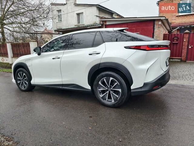 Белый Лексус RZ, объемом двигателя 0 л и пробегом 5 тыс. км за 40000 $, фото 1 на Automoto.ua