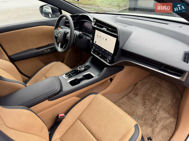 Белый Лексус RZ, объемом двигателя 0 л и пробегом 7 тыс. км за 37800 $, фото 59 на Automoto.ua