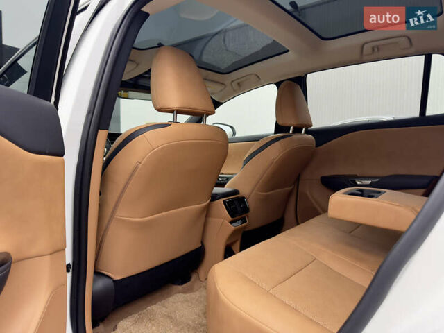 Белый Лексус RZ, объемом двигателя 0 л и пробегом 7 тыс. км за 37800 $, фото 44 на Automoto.ua