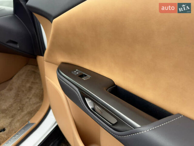 Белый Лексус RZ, объемом двигателя 0 л и пробегом 7 тыс. км за 37800 $, фото 55 на Automoto.ua