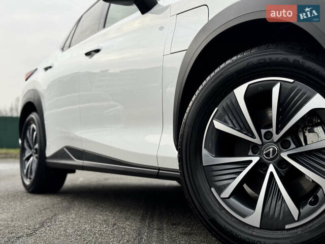 Белый Лексус RZ, объемом двигателя 0 л и пробегом 7 тыс. км за 37800 $, фото 11 на Automoto.ua