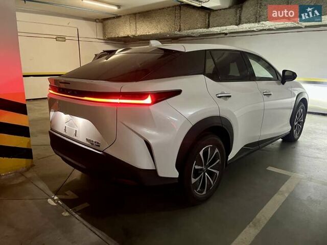 Білий Лексус RZ, об'ємом двигуна 0 л та пробігом 2 тис. км за 42000 $, фото 2 на Automoto.ua