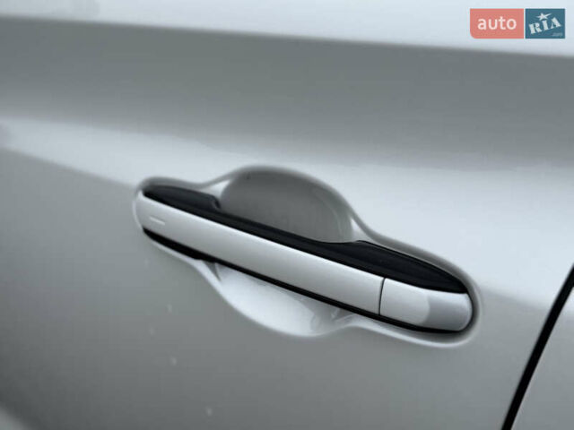 Белый Лексус RZ, объемом двигателя 0 л и пробегом 7 тыс. км за 37800 $, фото 34 на Automoto.ua