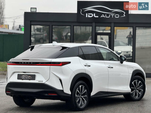 Белый Лексус RZ, объемом двигателя 0 л и пробегом 7 тыс. км за 37800 $, фото 15 на Automoto.ua