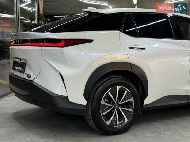 Білий Лексус RZ, об'ємом двигуна 0 л та пробігом 9 тис. км за 41900 $, фото 16 на Automoto.ua
