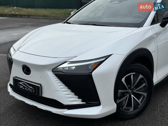 Белый Лексус RZ, объемом двигателя 0 л и пробегом 7 тыс. км за 37800 $, фото 4 на Automoto.ua