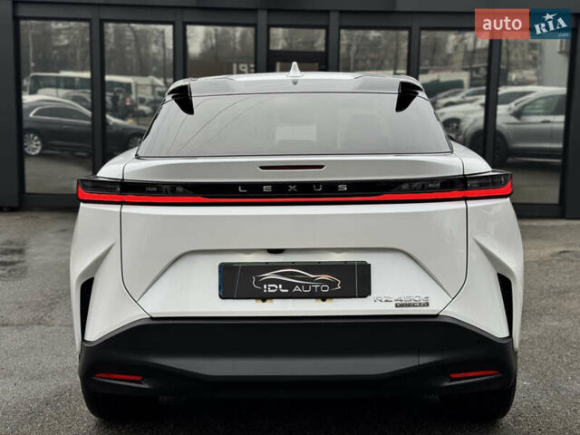 Белый Лексус RZ, объемом двигателя 0 л и пробегом 7 тыс. км за 37800 $, фото 31 на Automoto.ua