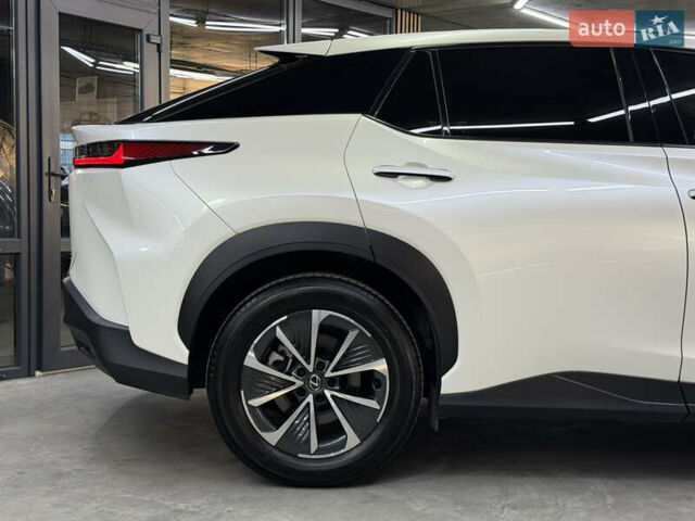 Білий Лексус RZ, об'ємом двигуна 0 л та пробігом 9 тис. км за 41900 $, фото 17 на Automoto.ua