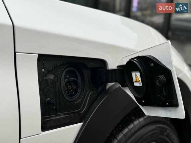 Белый Лексус RZ, объемом двигателя 0 л и пробегом 7 тыс. км за 37800 $, фото 33 на Automoto.ua