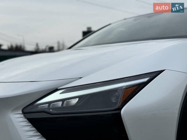 Белый Лексус RZ, объемом двигателя 0 л и пробегом 7 тыс. км за 37800 $, фото 6 на Automoto.ua