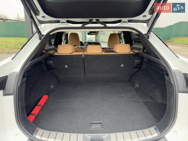 Белый Лексус RZ, объемом двигателя 0 л и пробегом 7 тыс. км за 37800 $, фото 46 на Automoto.ua