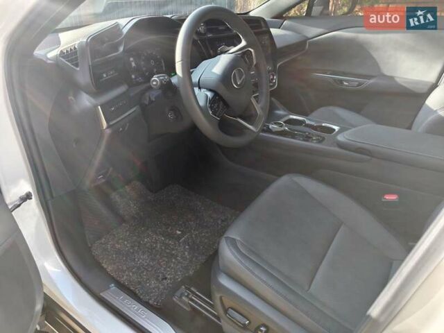 Білий Лексус RZ, об'ємом двигуна 0 л та пробігом 4 тис. км за 40000 $, фото 8 на Automoto.ua