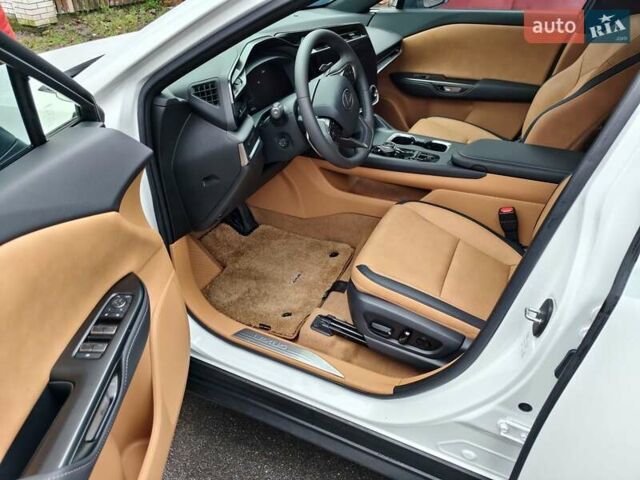 Белый Лексус RZ, объемом двигателя 0 л и пробегом 5 тыс. км за 40000 $, фото 6 на Automoto.ua