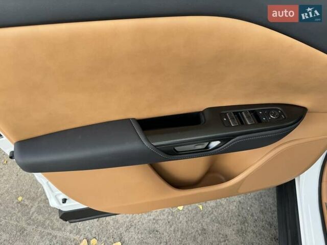 Белый Лексус RZ, объемом двигателя 0 л и пробегом 4 тыс. км за 52900 $, фото 15 на Automoto.ua