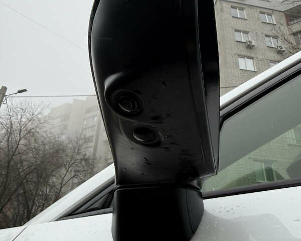 Белый Лексус RZ, объемом двигателя 0 л и пробегом 40 тыс. км за 37300 $, фото 10 на Automoto.ua