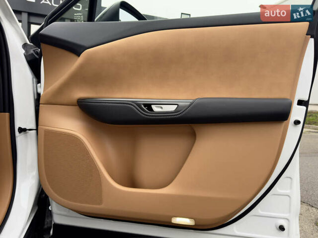 Белый Лексус RZ, объемом двигателя 0 л и пробегом 7 тыс. км за 37800 $, фото 54 на Automoto.ua