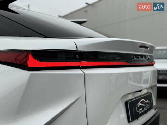 Белый Лексус RZ, объемом двигателя 0 л и пробегом 7 тыс. км за 37800 $, фото 27 на Automoto.ua