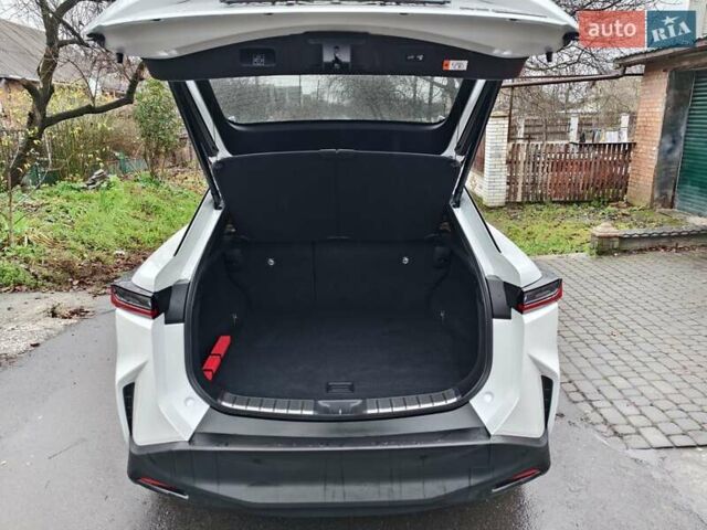 Белый Лексус RZ, объемом двигателя 0 л и пробегом 5 тыс. км за 40000 $, фото 4 на Automoto.ua