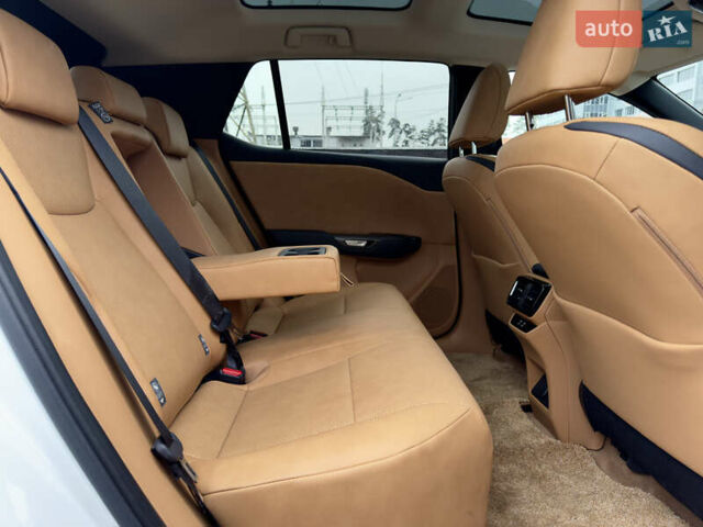 Белый Лексус RZ, объемом двигателя 0 л и пробегом 7 тыс. км за 37800 $, фото 49 на Automoto.ua