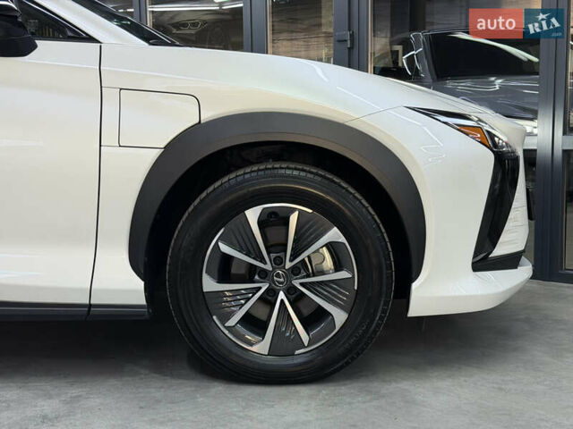 Білий Лексус RZ, об'ємом двигуна 0 л та пробігом 9 тис. км за 41900 $, фото 4 на Automoto.ua