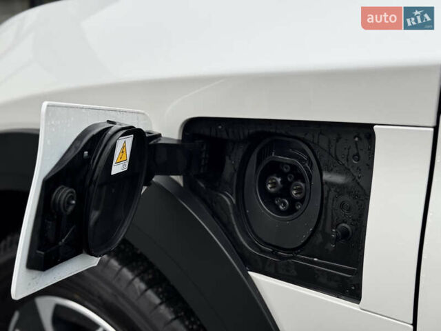 Белый Лексус RZ, объемом двигателя 0 л и пробегом 7 тыс. км за 37800 $, фото 32 на Automoto.ua