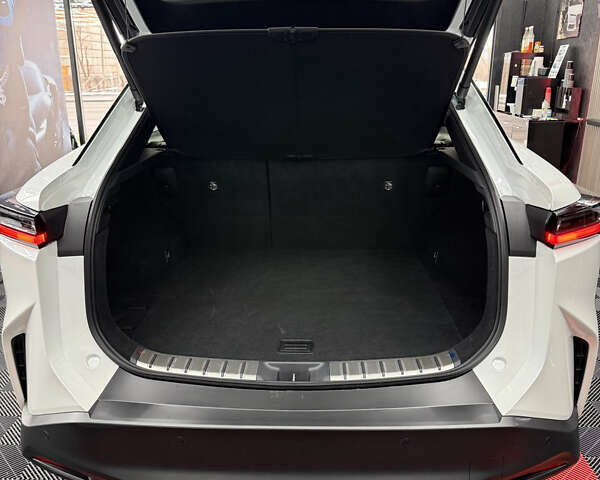 Білий Лексус RZ, об'ємом двигуна 0 л та пробігом 13 тис. км за 38000 $, фото 5 на Automoto.ua