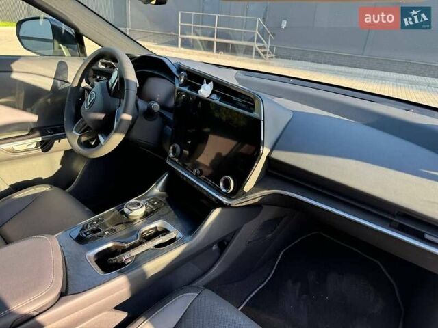 Белый Лексус RZ, объемом двигателя 0 л и пробегом 1 тыс. км за 38900 $, фото 23 на Automoto.ua